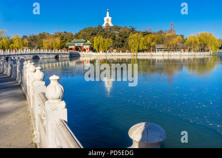 Yongan Brücke buddhistische Stupa weiße Dagoba Tor Jade Blumeninsel Beijing China Beihai Park erstellt 1000 AD. Stupa in 1600 gebaut. Stockfoto