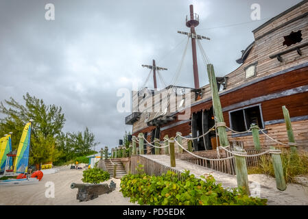 Piratenschiff Bar Club auf der Half Moon Island Bahamas Caribbean Paradise Stockfoto