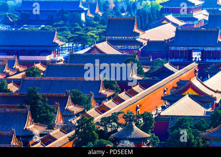 Gelbe Dächer der Verbotenen Stadt in Peking, China von Jinshang Park, mit Blick auf den Platz des Himmlischen Friedens Marken entfernt. Stockfoto