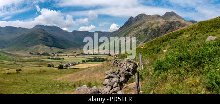 Blick über von der Pike auf den Langdale Pikes an einem Sommernachmittag. Stockfoto