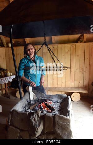 Frau rauchen Oscypek und Golka traditionelle Käse aus polnischen Berge im Dorf Witow, Tatra County, in der Nähe von Zakopane, Polen Stockfoto