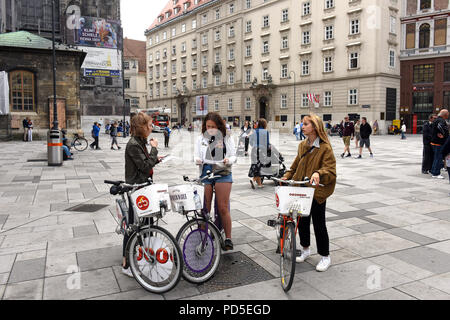 Mädchen Touristen auf Fahrräder mieten in Wien, Österreich Stockfoto