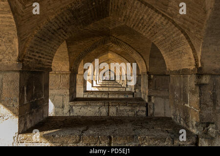 Ein Tunnel der Bögen, die die Architektur des beeindruckenden Khajou Khaju Brücke in Isfahan, Iran. Stockfoto