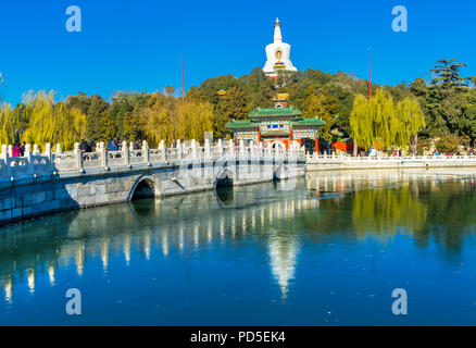 Yongan Brücke buddhistische Stupa weiße Dagoba Tor Jade Blumeninsel Beijing China Beihai Park erstellt 1000 AD. Stupa in 1600 gebaut. Stockfoto