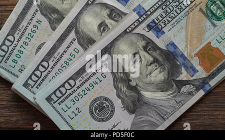 Bündel von uns zu einem Hundert-euro-Scheine. Stockfoto