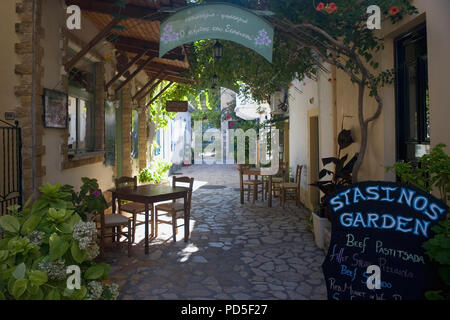 Eine Straße in der hübschen kleinen Hafen Dorf Lakka, Paxos, Griechenland Stockfoto