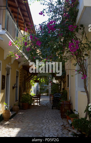 Eine Straße in der hübschen kleinen Hafen Dorf Lakka, Paxos, Griechenland Stockfoto