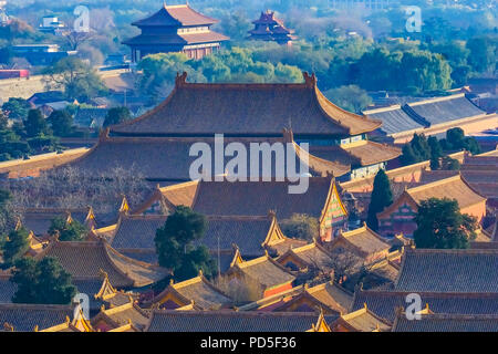 Gelbe Dächer der Verbotenen Stadt in Peking, China von Jinshang Park, mit Blick auf den Platz des Himmlischen Friedens Marken entfernt. Stockfoto
