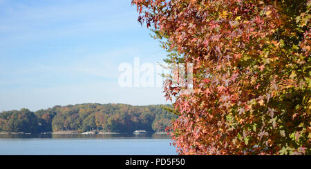 Indian Summer gestochen scharfe Wetter und buntes Laub wie in dieser malerischer Blick auf den See im Herbst Stockfoto