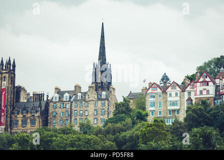 EDINBURGH, Schottland - August 03, 2018: Die geschäftigen Straßen von Edinburgh, Schottland, Großbritannien. Die kultigsten Straßen in Schottland und den wichtigsten Sehenswürdigkeiten mit Stockfoto