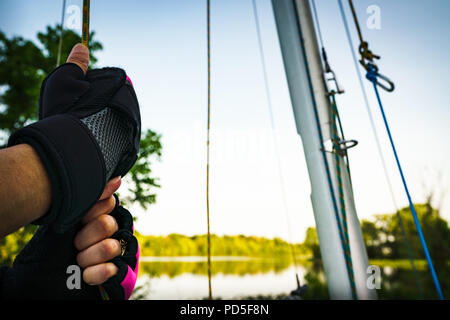 Greifen die Seile, Hand für Segeln vorbereiten. Stockfoto