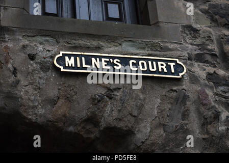 EDINBURGH, Schottland - August 03, 2018: Die geschäftigen Straßen von Edinburgh, Schottland, Großbritannien. Die kultigsten Straßen in Schottland und den wichtigsten Sehenswürdigkeiten mit Stockfoto