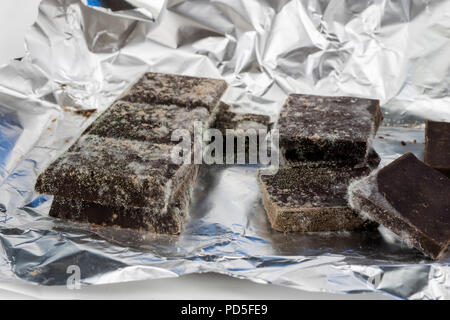 Schimmel Schokolade in der Originalverpackung. Veraltete Produkte für Desserts verwendet. Weißer Hintergrund. Stockfoto