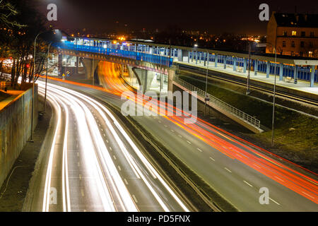 Das Auto Licht Wanderwege in der Stadt Stockfoto