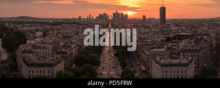 Sonnenuntergangspanorama von Paris, Frankreich. Stockfoto