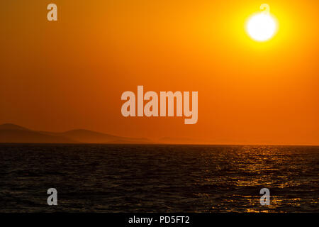 Zadar, Kroatien - 24. Juli 2018: Sonnenuntergang über der dalmatinischen Insel Ugljan von Zadar aus gesehen Stockfoto