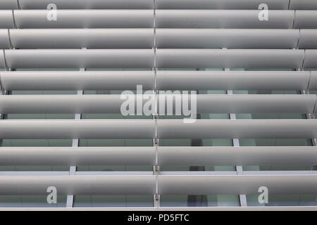 Low Angle View für energieeffiziente Fenster Lamellen auf ein hohes Gebäude, das innovative Raumklima Steuerungsmöglichkeiten in attraktivem Design Stockfoto