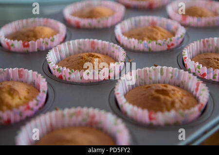 Mamas selbstgemachte Karotte Cupcakes mit Frischkäse füllen. Stockfoto