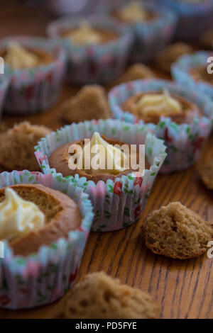 Mamas selbstgemachte Karotte Cupcakes mit Frischkäse füllen. Stockfoto