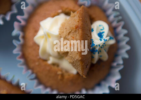 Mamas selbstgemachte Karotte Cupcakes mit Frischkäse füllen. Stockfoto