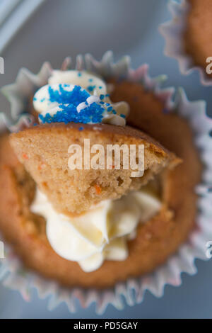 Mamas selbstgemachte Karotte Cupcakes mit Frischkäse füllen. Stockfoto