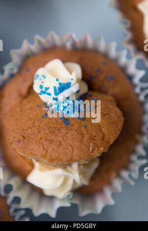 Mamas selbstgemachte Karotte Cupcakes mit Frischkäse füllen. Stockfoto
