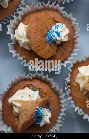 Mamas selbstgemachte Karotte Cupcakes mit Frischkäse füllen. Stockfoto