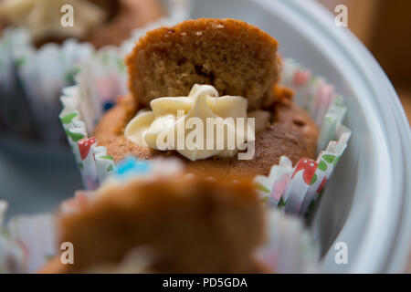 Mamas selbstgemachte Karotte Cupcakes mit Frischkäse füllen. Stockfoto