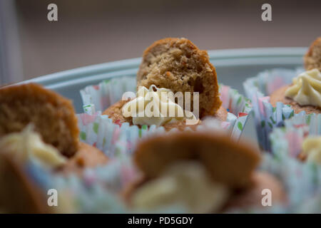 Mamas selbstgemachte Karotte Cupcakes mit Frischkäse füllen. Stockfoto