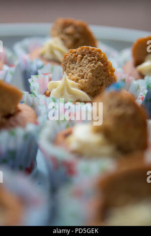 Mamas selbstgemachte Karotte Cupcakes mit Frischkäse füllen. Stockfoto