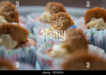Mamas selbstgemachte Karotte Cupcakes mit Frischkäse füllen. Stockfoto