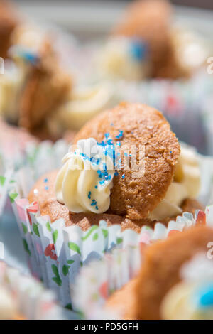 Mamas selbstgemachte Karotte Cupcakes mit Frischkäse füllen. Stockfoto