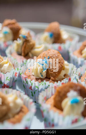 Mamas selbstgemachte Karotte Cupcakes mit Frischkäse füllen. Stockfoto