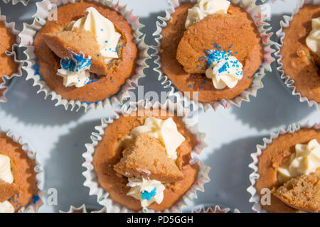 Mamas selbstgemachte Karotte Cupcakes mit Frischkäse füllen. Stockfoto