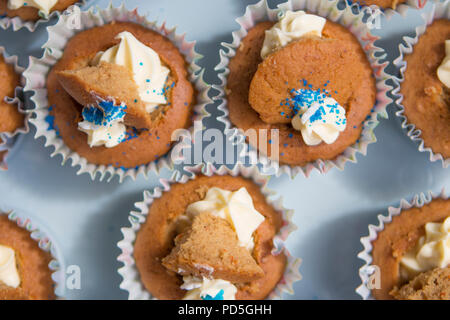 Mamas selbstgemachte Karotte Cupcakes mit Frischkäse füllen. Stockfoto