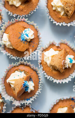 Mamas selbstgemachte Karotte Cupcakes mit Frischkäse füllen. Stockfoto