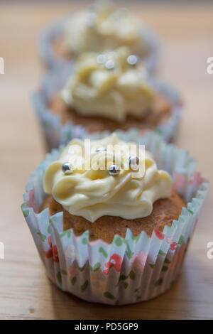 Mamas hausgemachter Vanille Cupcakes mit glatten buttercream Vereisung. Stockfoto