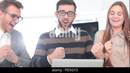 Drei aufgeregt Mitarbeiter gute Nachrichten zusammen auf Linie Stockfoto
