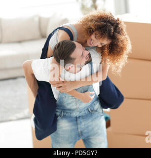 Frau und Mann sind glücklich, eine neue Wohnung zu bewegen. Stockfoto