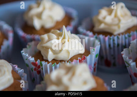 Mamas hausgemachter Vanille Cupcakes mit glatten buttercream Vereisung. Stockfoto