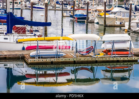 Kleine Boote im Rack am Pier Stockfoto