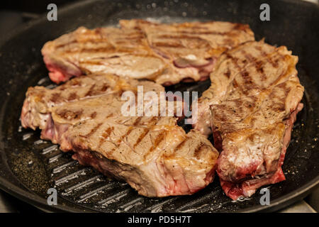 Drei Chuck Steaks Eingeschaltet Grill Stockfoto