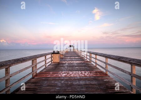 Frühe Sonnenaufgang über dem Naples Pier am Golf von Neapel, Florida im Sommer. Stockfoto
