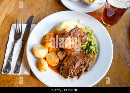 Eine Platte der Roast Beef mit Gemüse für Sonntag Mittagessen im Black Bull Inn in Frosterley, County Durham, England. Stockfoto