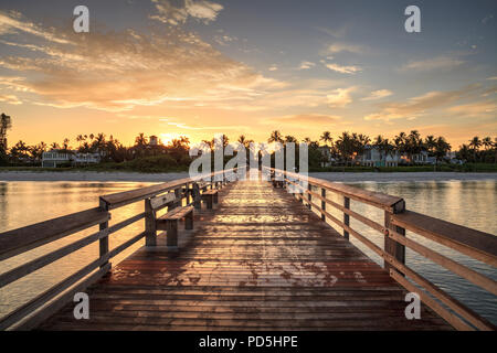 Frühe Sonnenaufgang über dem Naples Pier am Golf von Neapel, Florida im Sommer. Stockfoto