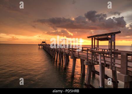 Rosa und Lila Sonnenuntergang am Naples Pier am Golf von Neapel, Florida im Sommer. Stockfoto