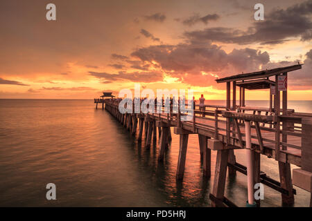 Rosa und Lila Sonnenuntergang am Naples Pier am Golf von Neapel, Florida im Sommer. Stockfoto