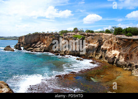 Die Küste und das Riff auf den Pazifischen Ozean, von der Maha "ulepu Heritage Trail gesehen, in Koloa, auf der tropischen Insel Kauai, Hawaii Stockfoto