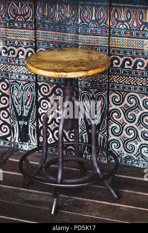 Vintage Holz Barhocker bunten Hintergrund Stockfoto