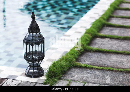 Vintage metall Laterne in der Nähe von Schwimmbad Stockfoto